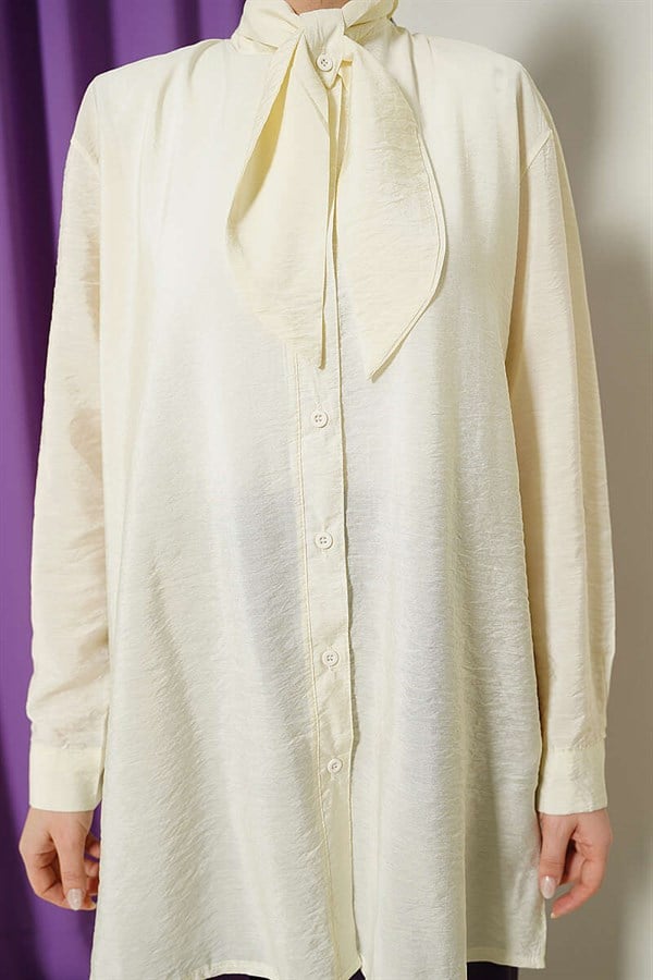Loose-fitting shirt with tie collar, cream color.