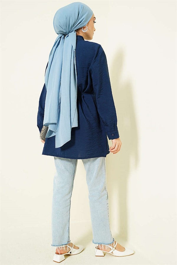Loose-fitting shirt with tie collar, navy blue.