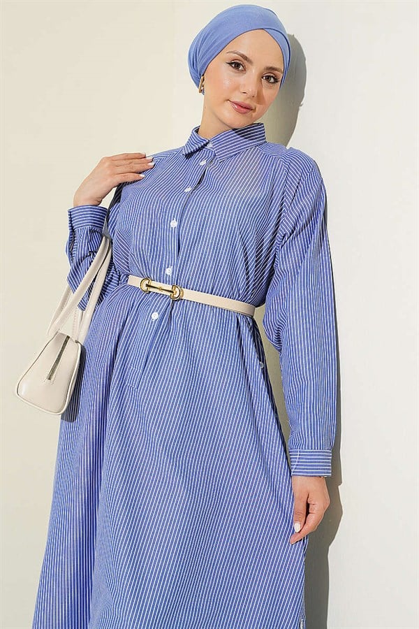 Half-buttoned, side-slit striped long shirt, navy blue.