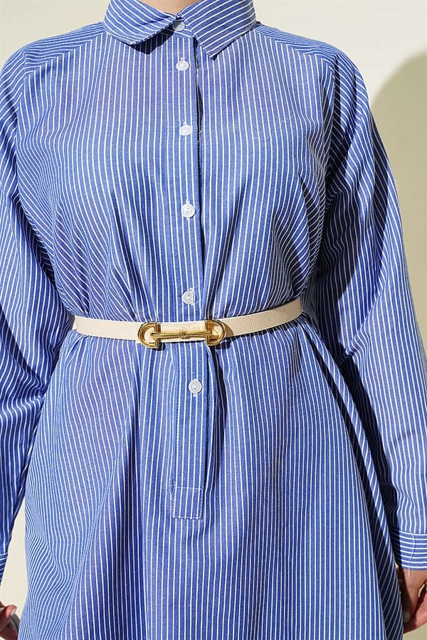 Half-buttoned, side-slit striped long shirt, navy blue.