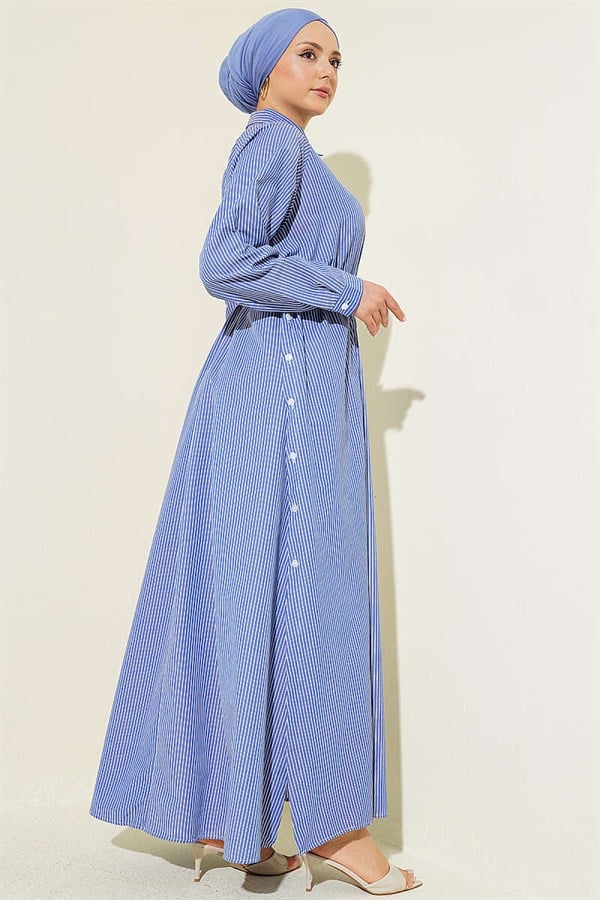 Half-buttoned, side-slit striped long shirt, navy blue.
