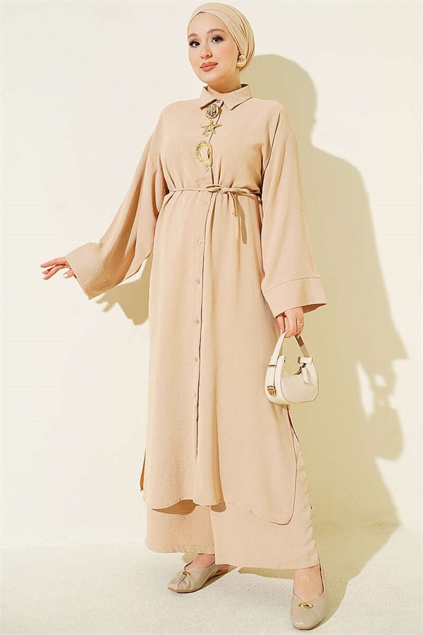 Two-piece set in beige with long tunic and star-shaped accessories.
