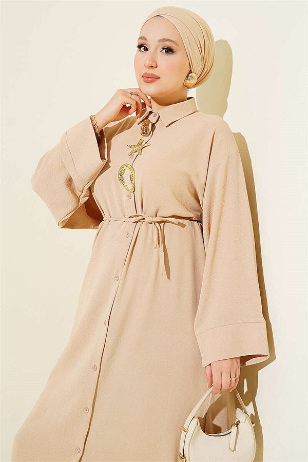 Two-piece set in beige with long tunic and star-shaped accessories.