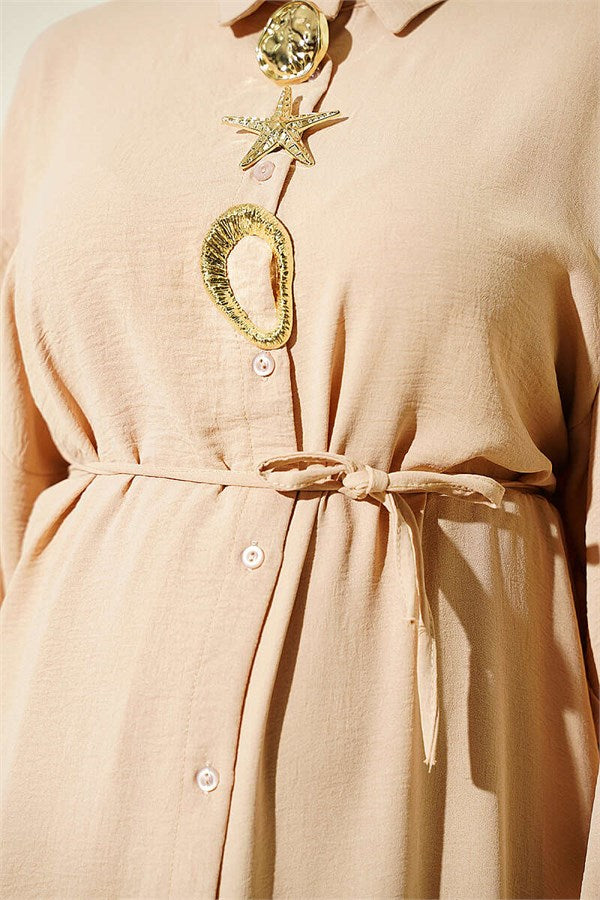 Two-piece set in beige with long tunic and star-shaped accessories.