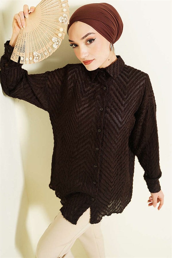 Loose-fitting shirt with zigzag tassels, dark brown.