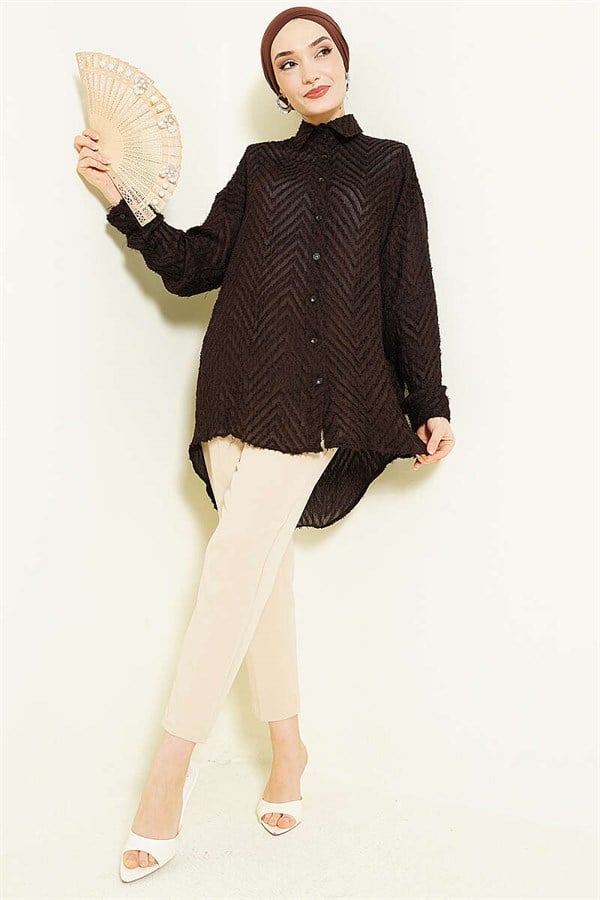 Loose-fitting shirt with zigzag tassels, dark brown.
