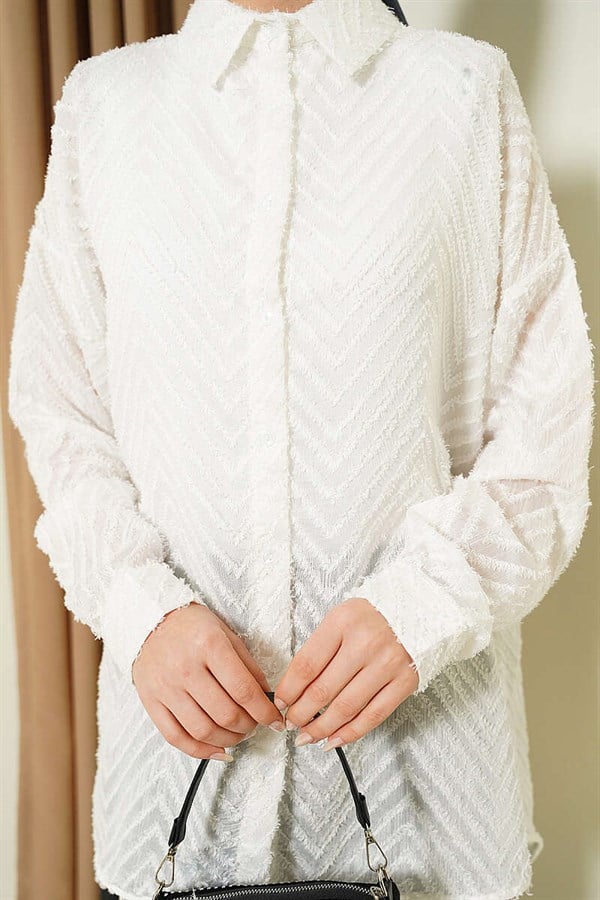 Loose-fitting shirt with zigzag tassels, ecru.