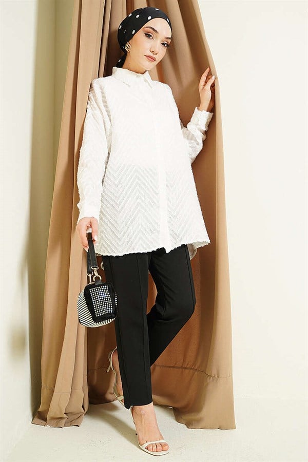 Loose-fitting shirt with zigzag tassels, ecru.