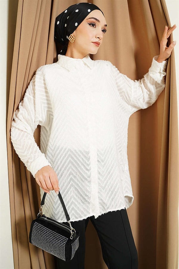 Loose-fitting shirt with zigzag tassels, ecru.