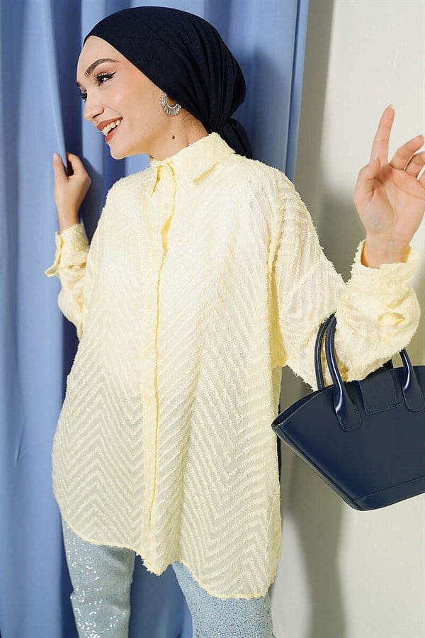 Loose-fitting shirt with zigzag tassels, yellow.